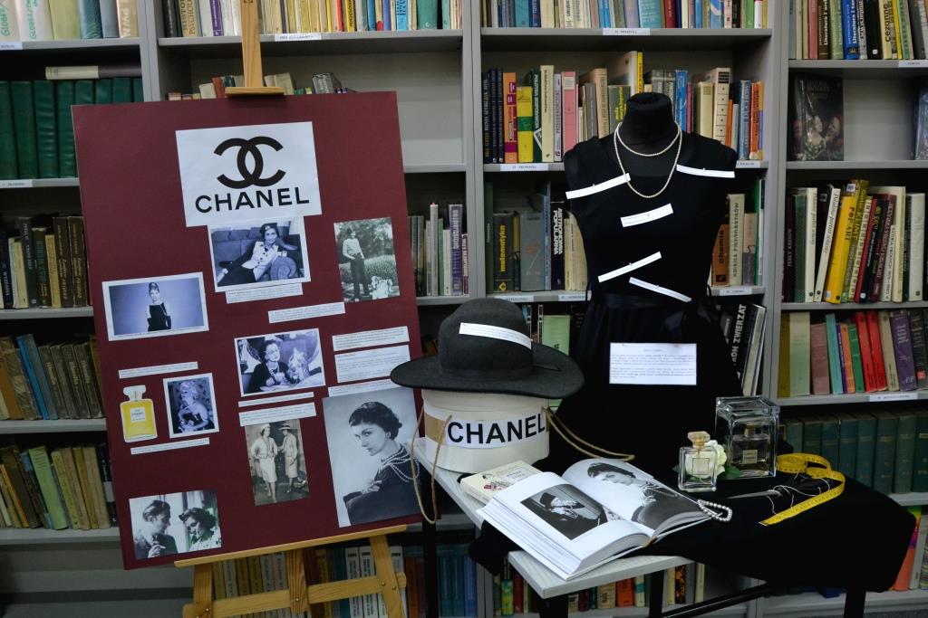 Wystawa poświęcona  życiu i twórczości Coco Chanel