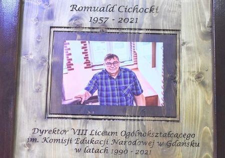 Uroczyste odsłonięcie tablicy upamiętniającej dyrektora p. Romualda Cichockiego...
